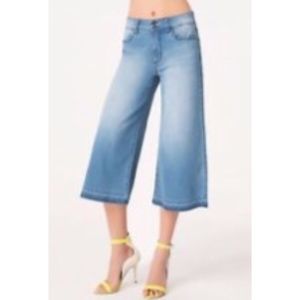 Bebe Kayla 5 Pocket Crop Light Wash Jeans